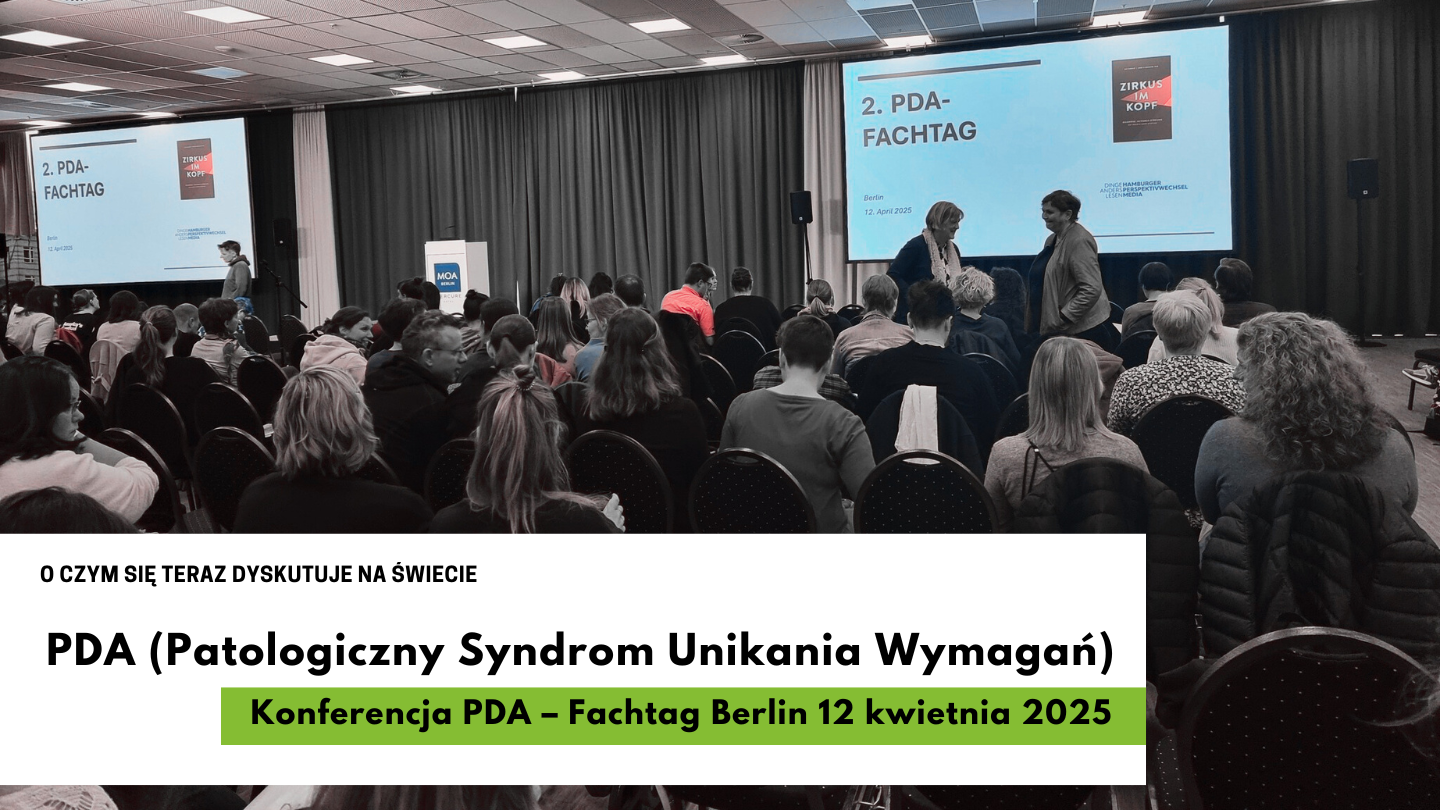 zdjęcie z konferencji w Berlinie – ludzie siedzący tyłem do nas, włączona prezentacja o PDA